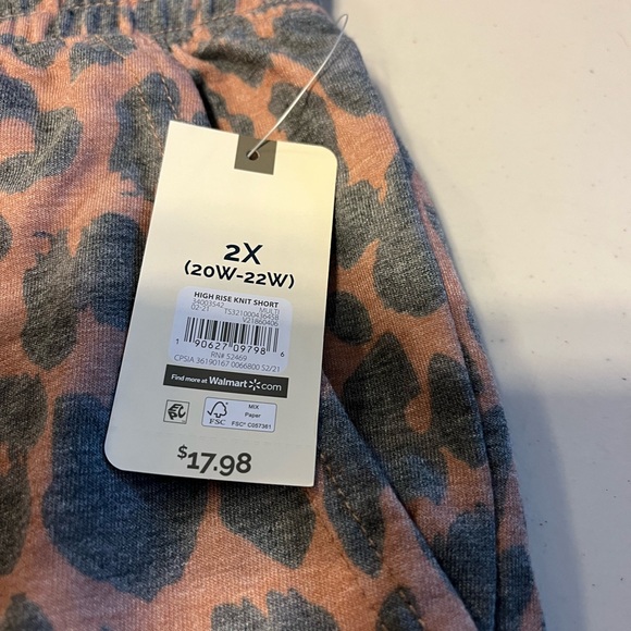 Leopard Print Women's Shorts 2x - Picture 2 of 4